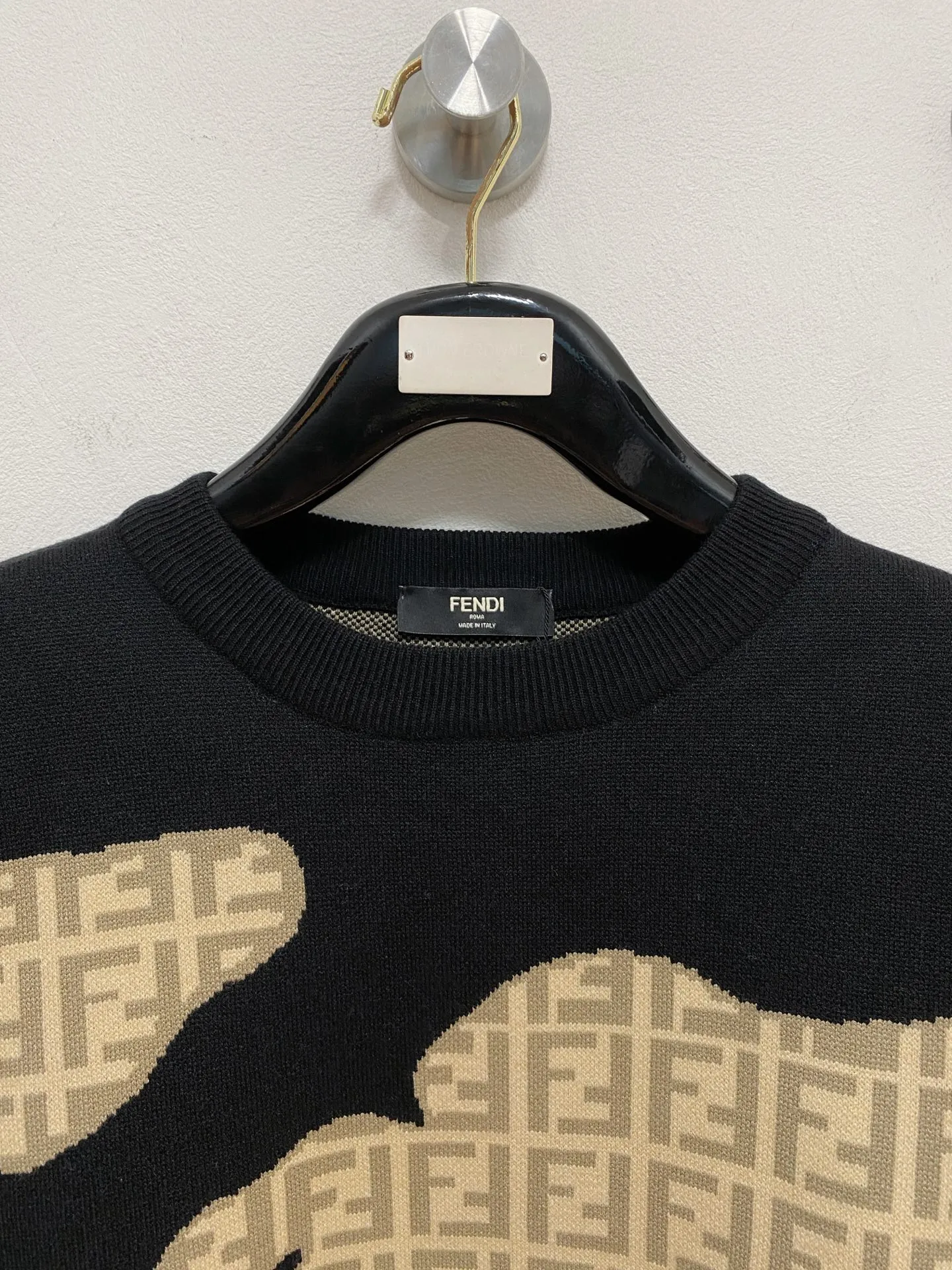 🅿️440 LV crew neck sweater, made of wool blended yarn, has good warmth retention, fluffy and soft, doubles skin care, giving you a lightweight wearing experience. High-quality natural fibers ensure high-quality life. The whole piece adopts solid color single-sided craftsmanship, leaving loose space when fit, solid color plain weave, neat texture, solid color design, durable and high-end. The workmanship is meticulous, fashionable and versatile. The reverse shoulder design is simple and comfortable. At the same time, it uses counter stitching to highlight the quality in the details, making the temperament more low-key, restrained, calm and stylish, and better showing the clean and tidy side of successful men. The collar, cuffs, and hem are made of dense rib weaving, which is tight and elastic, not easy to deform, and highlights the details and texture. Whether worn alone or layered, it can not only give you a warm feeling, but also give you a sophisticated sense of fashion.      Size: M-XXXL